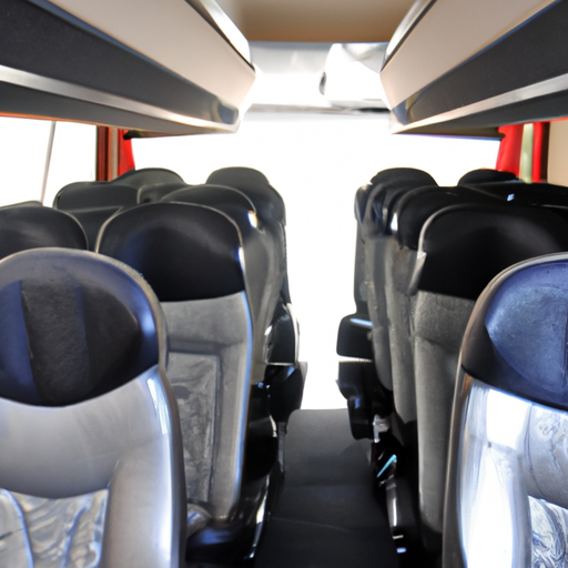 3. תמונה של אוטובוס שכור מודרני ומאובזר המציג מושבים נוחים, מרווח רב לרגליים ומאפייני בטיחות.