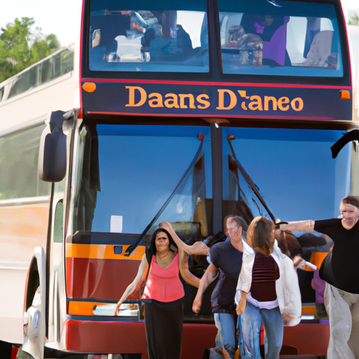קבוצת נוסעים מאושרים שעולה לרכב של חברת אוטובוסים דן - עדות לשירות הלקוחות המעולה שלהם.