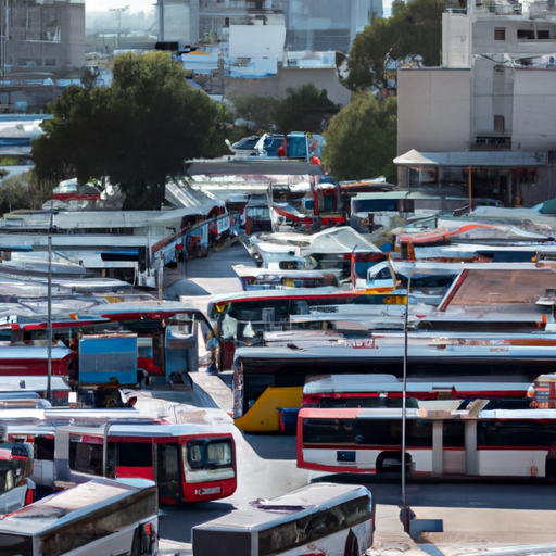 צילום פנורמי של מסוף אוטובוסים סואן בתל אביב, הממחיש את האופי השוקק של מערכת התחבורה הציבורית בעיר.